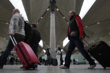 Люди массово уезжают из Молдовы на заработки, а дома им уже нашли замену