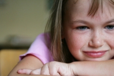 Каждый ребенок нуждается в тепле и заботе и должен жить в семье, а не в приюте или интернате. Об этом властям Украины напомнили в Детском фонде ООН (ЮНИСЕФ) в связи с недавними предложениями правительства, которые могут обратить вспять реформу системы ухода за детьми.  