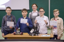 Школа робототехники выдала ученикам первые сертификаты